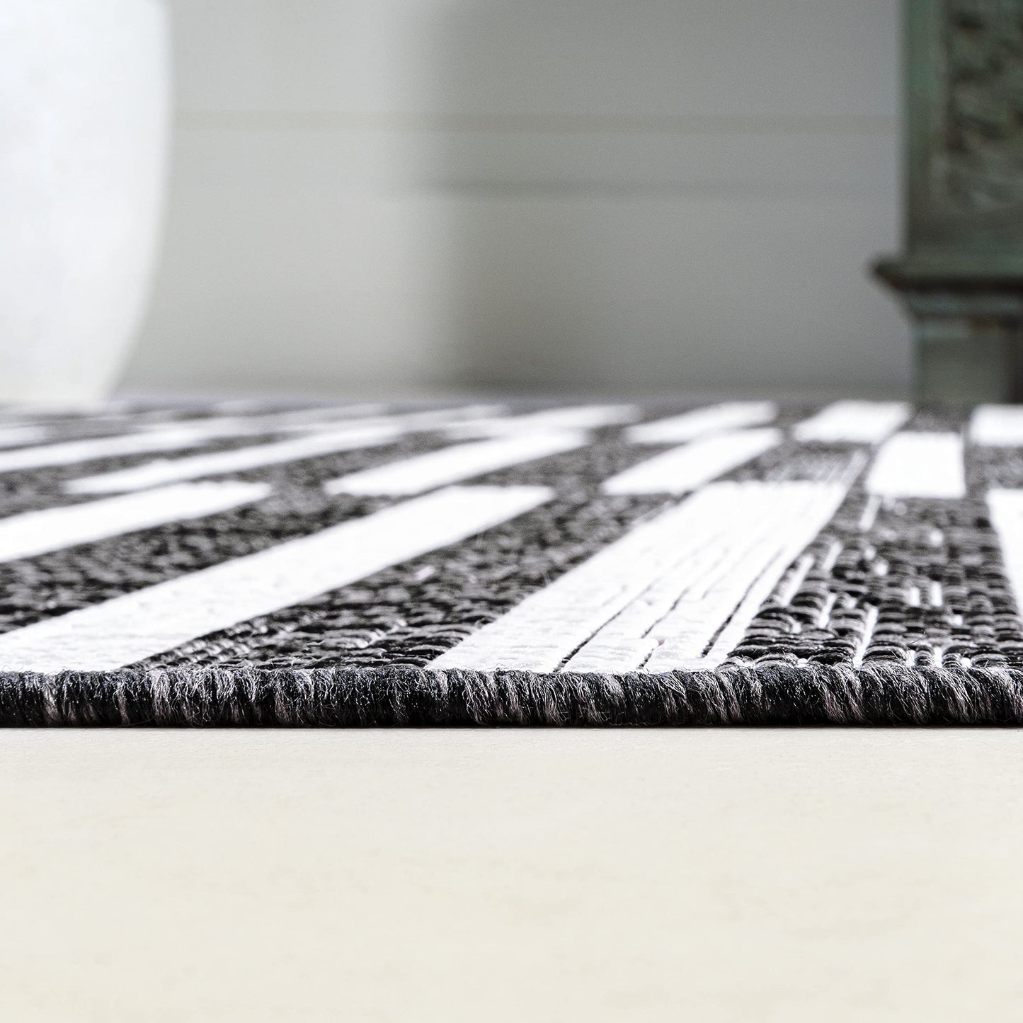 JONATHAN Y Offset Stripe Indoor Outdoor Area Rug 4X6 Black/Ivory, Sukie Modern for Backyard, Patio, Porch, Easy-Cleaning, High Traffic, Pet-Friendly, Non-Shedding (SMB133F-4)