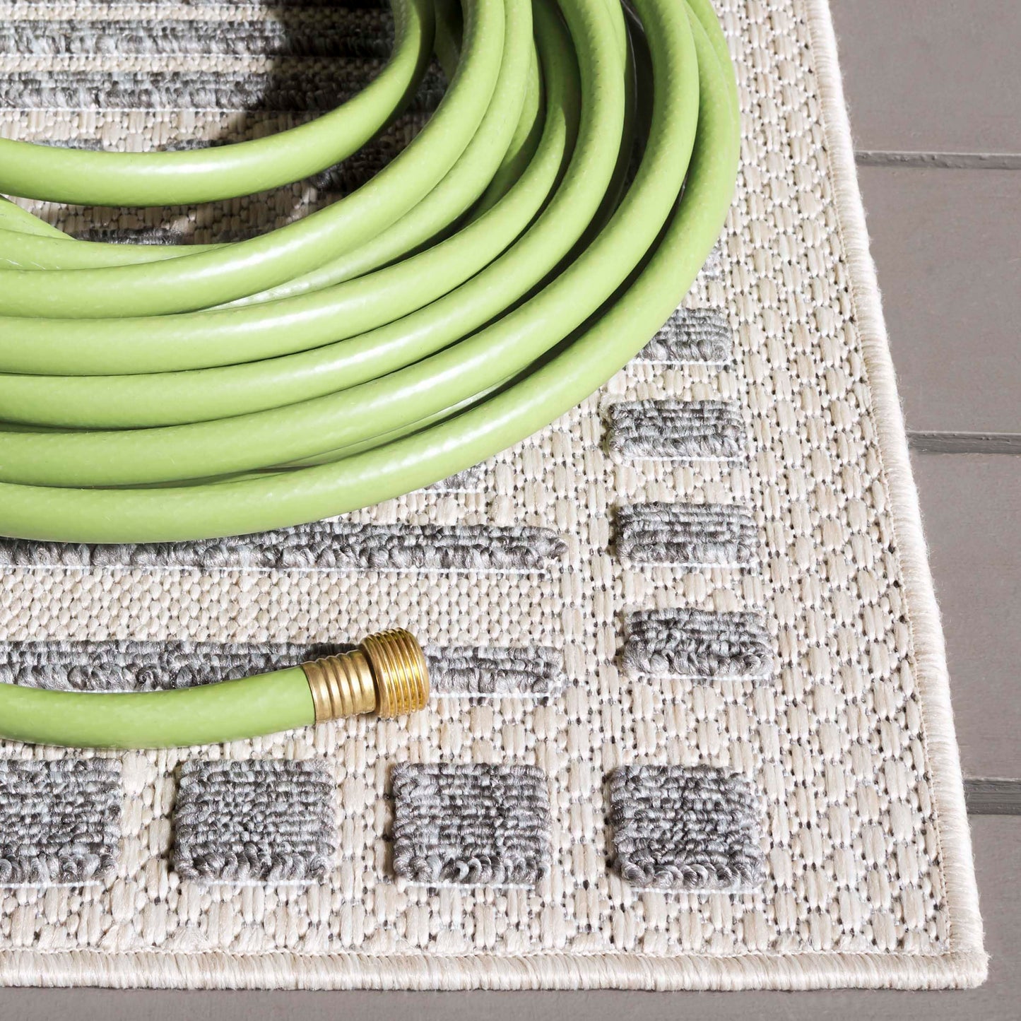 SAFAVIEH Washable Rug Outdoor Milos Collection - 5' x 7'6", Beige & Grey, Non-Shedding & Easy to Clean, Ideal for Patio, Backyard, Mudroom (MLO110A)