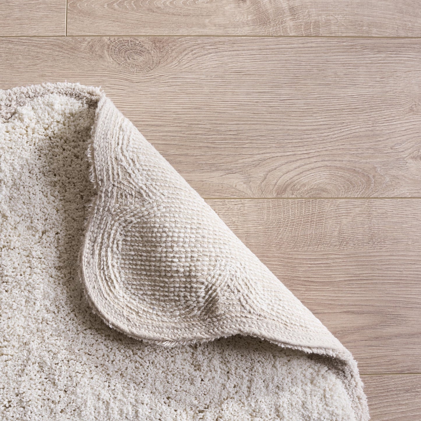SAFAVIEH Plush Master Bath Collection – Tully Natural & White Scalloped Border Bath Mat Set of 2, 21" x 34", Cotton with Non-Slip Backing (PMB913B-2134-SET2)