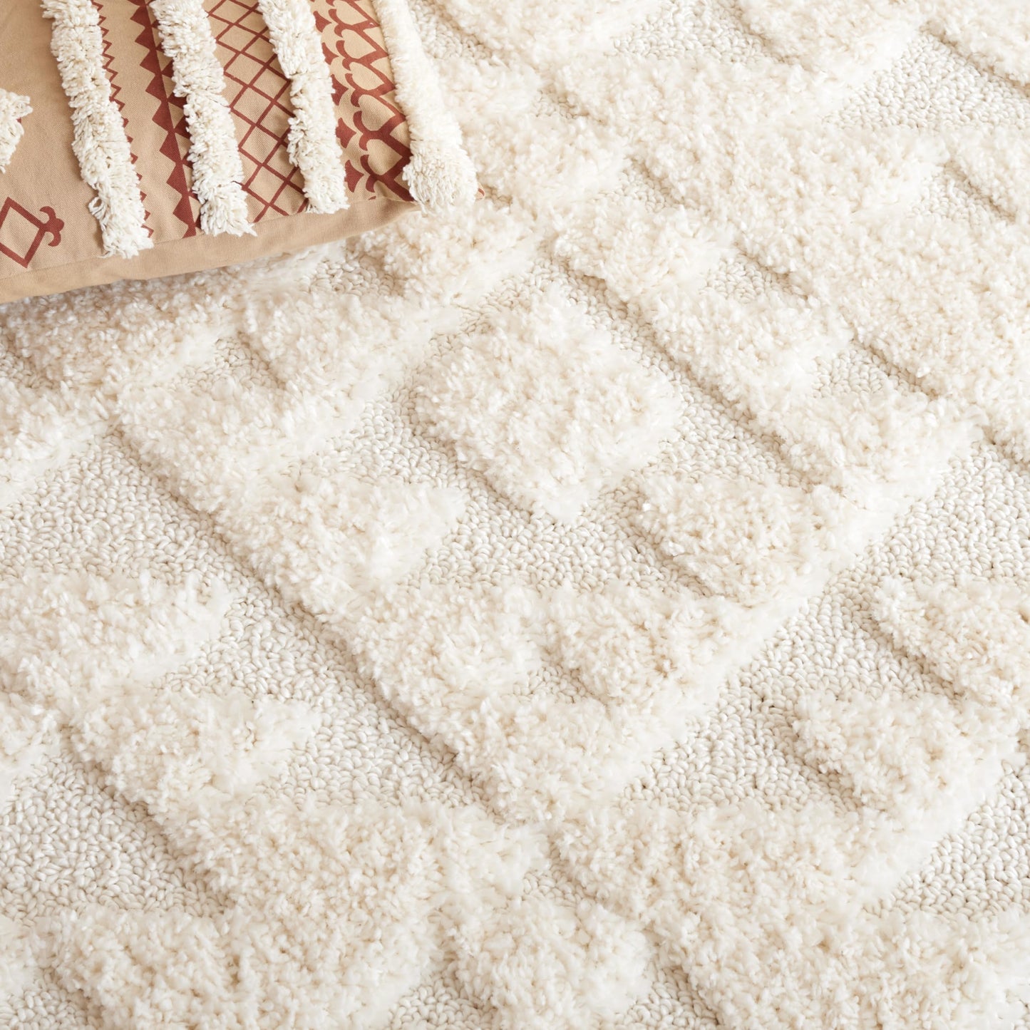 SAFAVIEH Area Rug 4x6 - Moroccan Tassel Shag Collection - Ivory, Non-Shedding & Easy to Clean, Plush High-Low Texture, Ideal for Living Room, Bedroom, Dining Space (MTS688C)