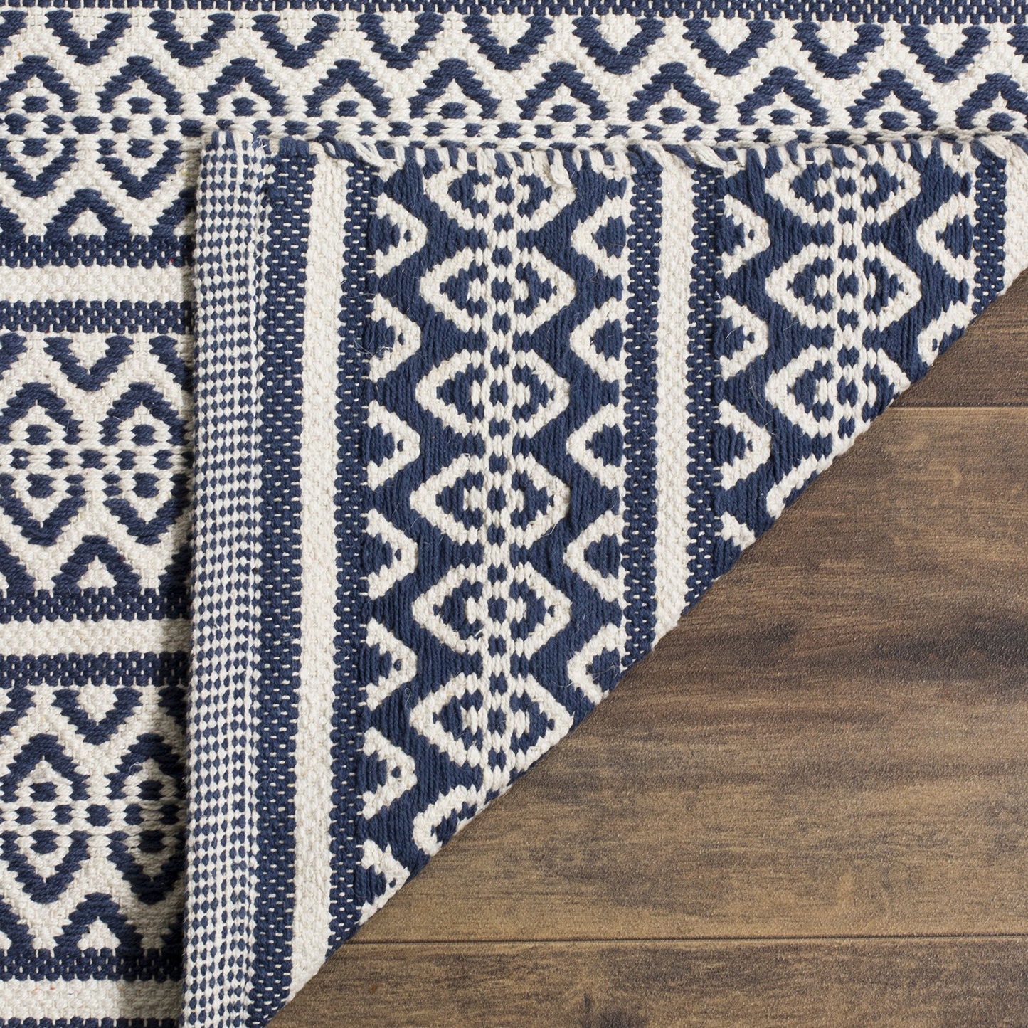 SAFAVIEH Montauk Collection Accent Rug - 3' x 5', Ivory & Navy, Handmade Flat Weave Boho Farmhouse Cotton, Ideal for High Traffic Areas in Entryway, Living Room, Bedroom (MTK341B)