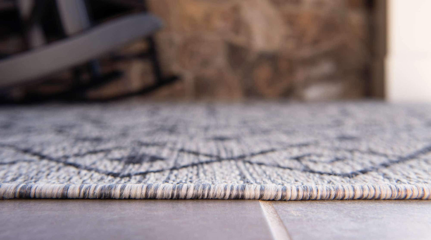 Unique Loom Outdoor Trellis Collection Area Rug - Tribal Trellis (4' 1" x 6' 1" Rectangle, Gray/ Black)