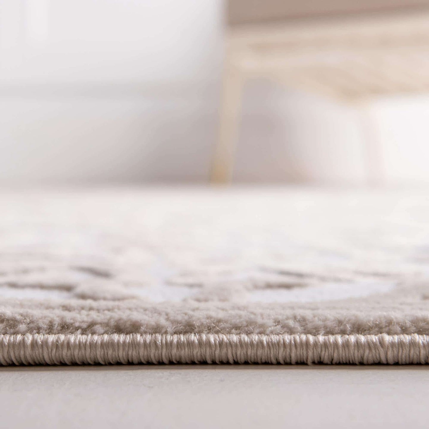 Unique Loom Rushmore Collection Area Rug - Johnson (5' 3" x 8' Oval, Snow White/ Beige)