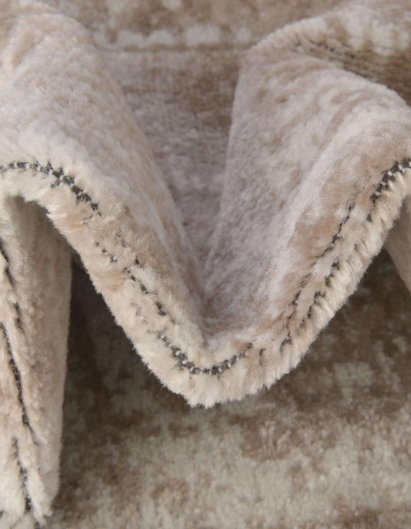 Unique Loom Sofia Collection Area Rug - Salle Garnier (4' 1" x 6' 1" Oval, Beige/ Ivory)