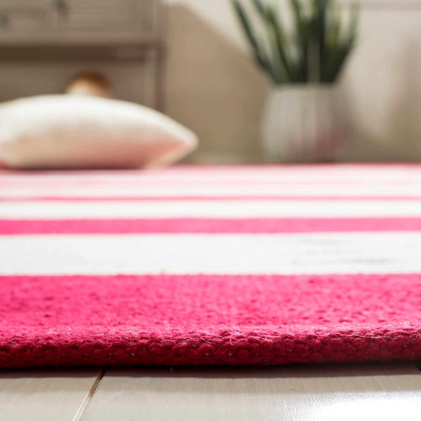 SAFAVIEH Montauk Collection Area Rug - 5' x 8', Red & Ivory, Handmade Flatweave Cotton, Woven Texture, Farmhouse Stripe Pattern, Ideal for Living Room, Bedroom, Dining Space (MTK712B)