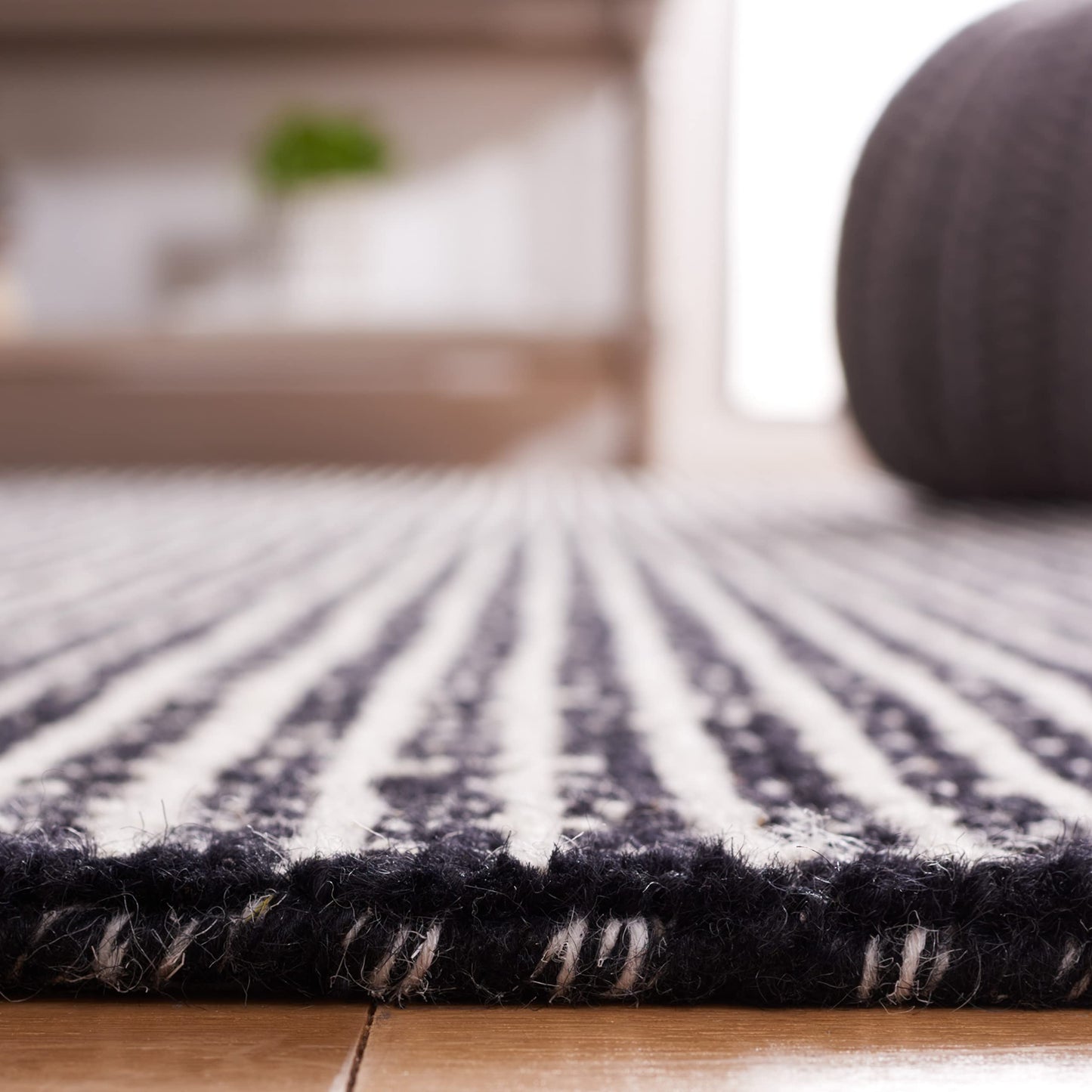 SAFAVIEH Abstract Collection Area Rug - 6' x 9', Black & Ivory, Handmade Wool, Ideal for High Traffic Areas in Living Room, Bedroom (ABT482Z)