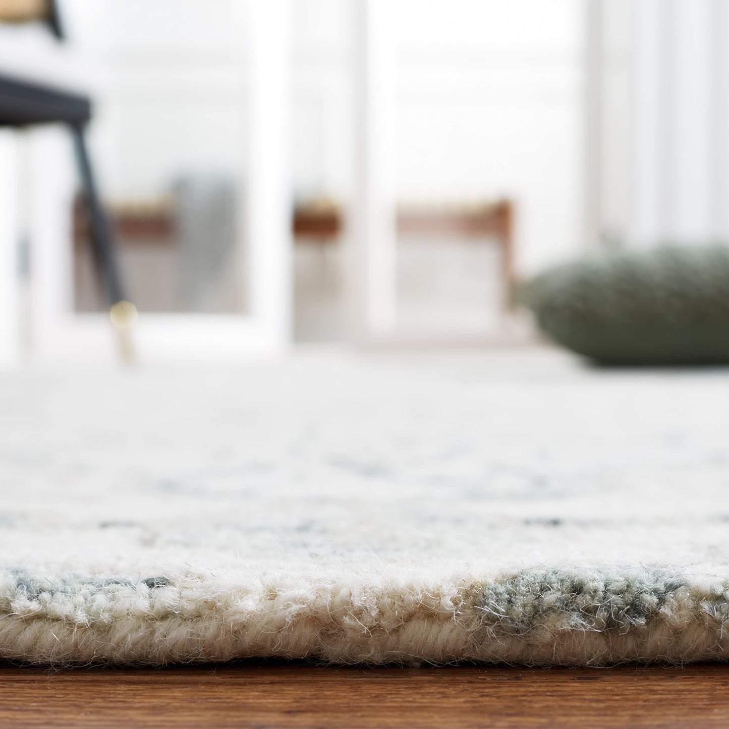 SAFAVIEH Micro-Loop Collection Area Rug - 5' x 8', Ivory & Grey, Handmade Wool, Ideal for High Traffic Areas in Living Room, Bedroom (MLP532F)