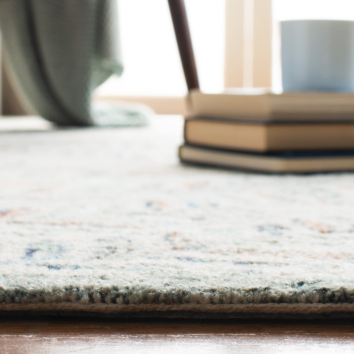 SAFAVIEH Capri Collection Area Rug - 6' x 9', Ivory & Blue, Handmade Wool, Ideal for High Traffic Areas in Living Room, Bedroom (CPR208A)