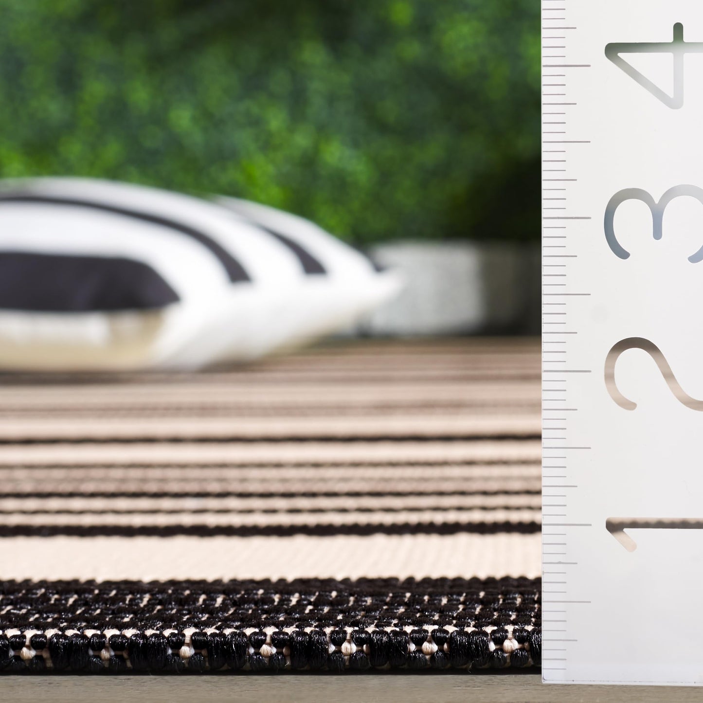 SAFAVIEH Washable Rug Outdoor Courtyard Collection - 2'7" x 5', Black & Bone, Non-Shedding & Easy Cleaning, Ideal for Patio, Backyard, Mudroom (CY6062-216)