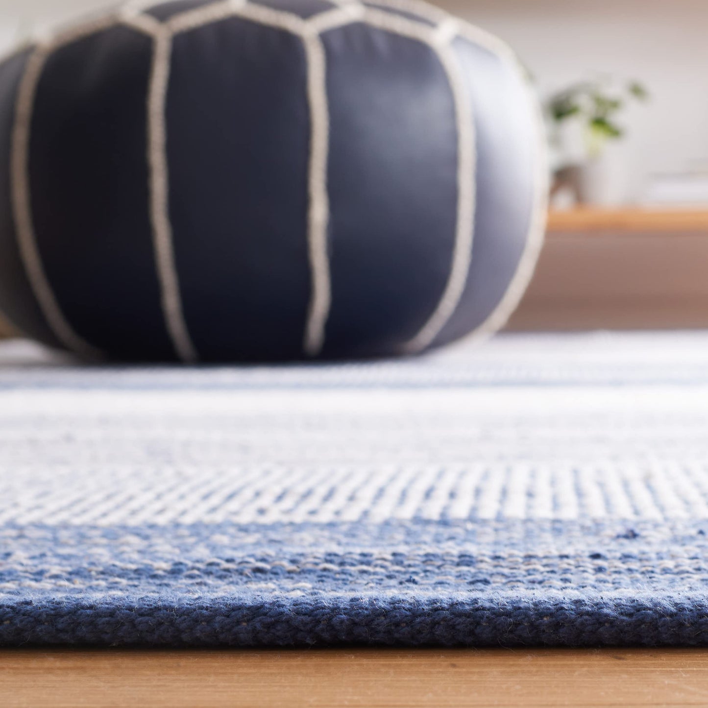 SAFAVIEH Striped Kilim Collection Accent Rug - 4' x 6', Grey & Blue, Flat Weave Cotton Design, Easy Care, Ideal for High Traffic Areas in Entryway, Living Room, Bedroom (STK804M)