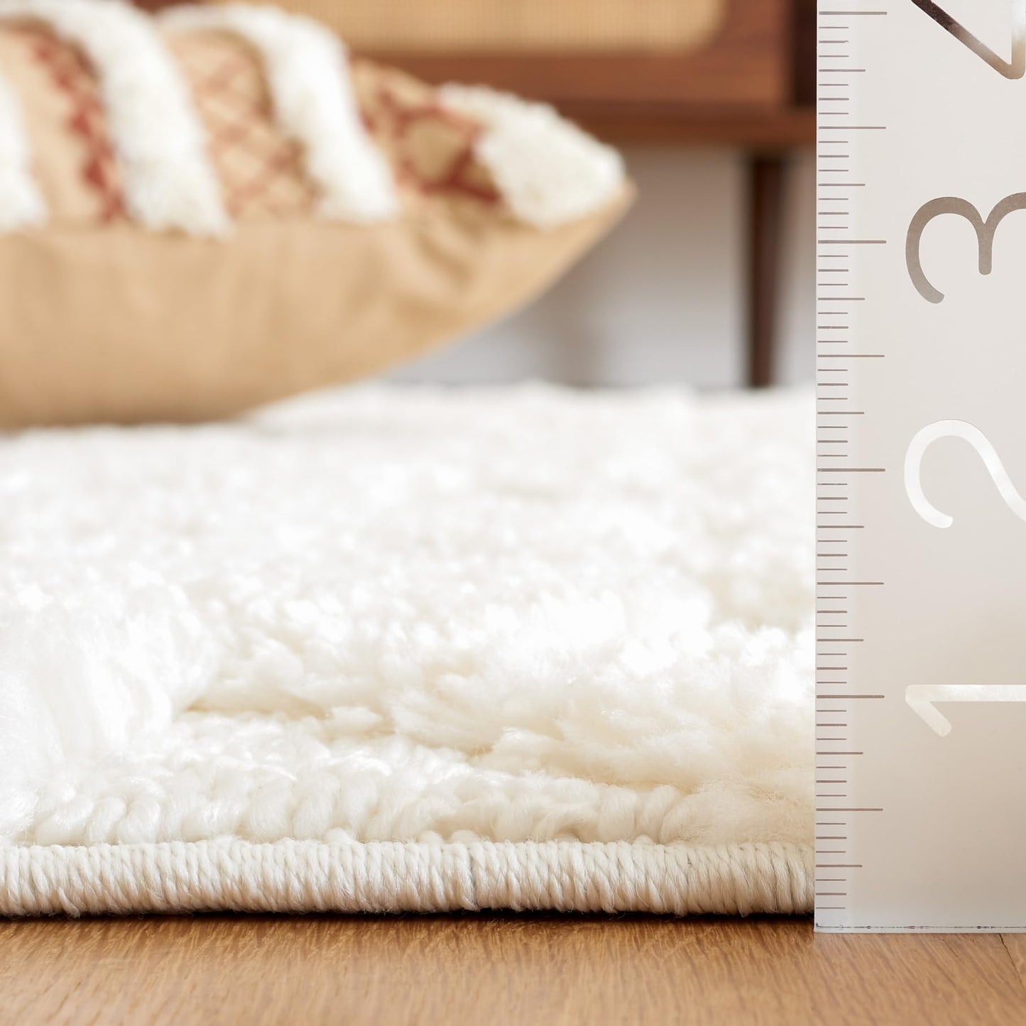 SAFAVIEH Area Rug 4x6 - Moroccan Tassel Shag Collection - Ivory, Non-Shedding & Easy to Clean, Plush High-Low Texture, Ideal for Living Room, Bedroom, Dining Space (MTS688C)