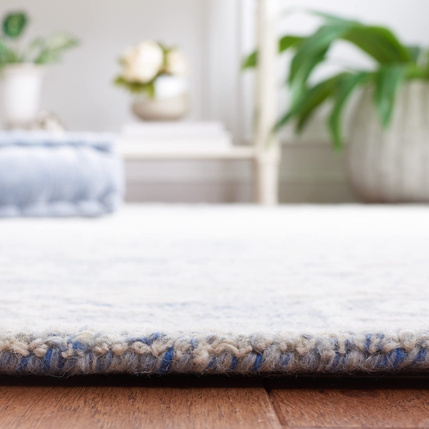 SAFAVIEH Metro Collection Accent Rug - 4' x 6', Blue & Ivory, Handmade Floral Wool, Ideal for High Traffic Areas in Entryway, Living Room, Bedroom (MET885M)
