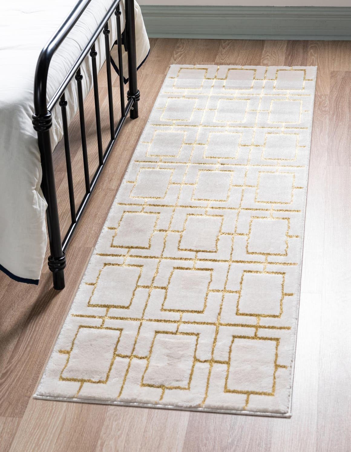 Marilyn Monroe Glam Collection Area Rug - Deco (2' 7" x 12' Runner, White Gold/ Gold)