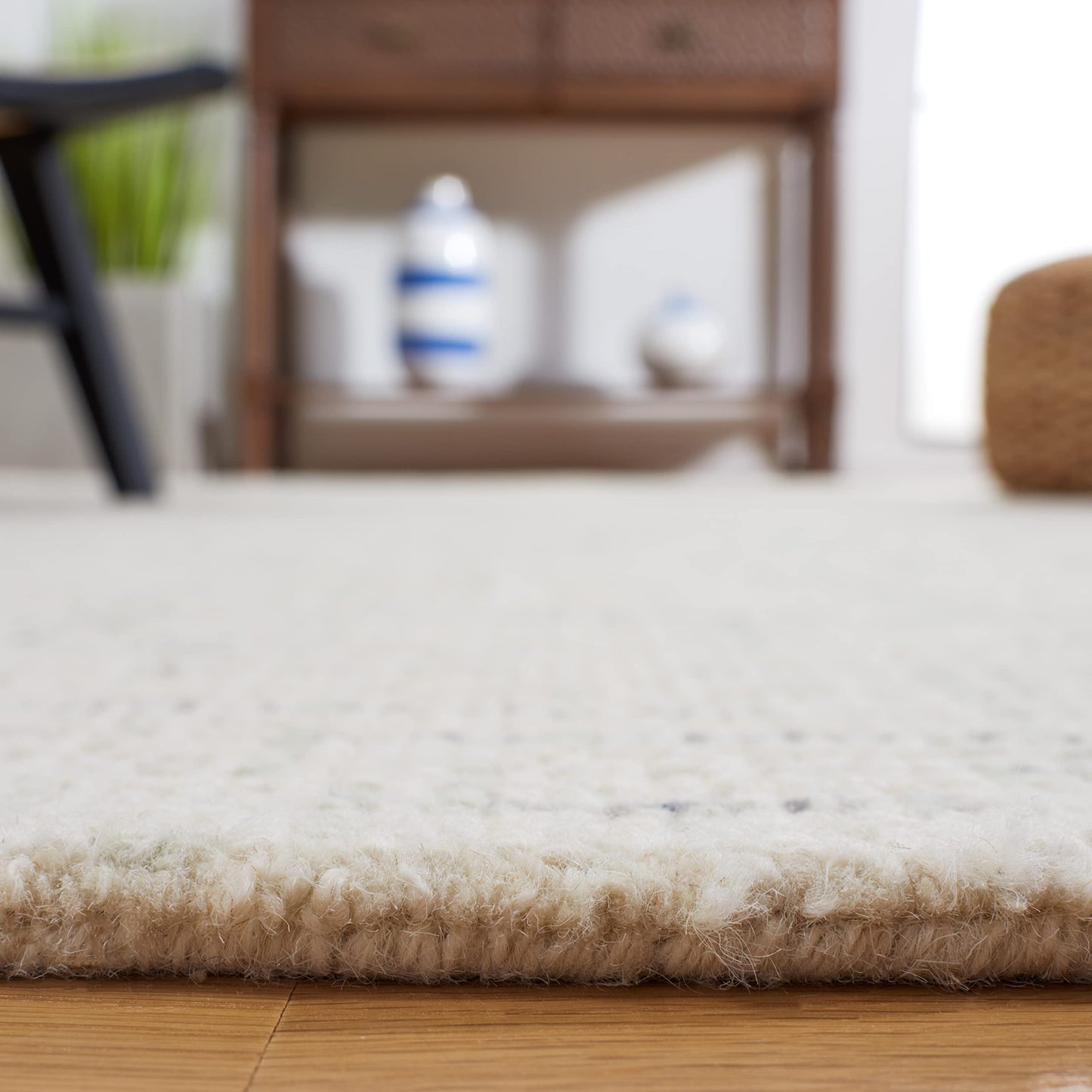 SAFAVIEH Abstract Collection Area Rug - 6' x 9', Ivory & Light Grey, Handmade Wool, Ideal for High Traffic Areas in Living Room, Bedroom (ABT468K)