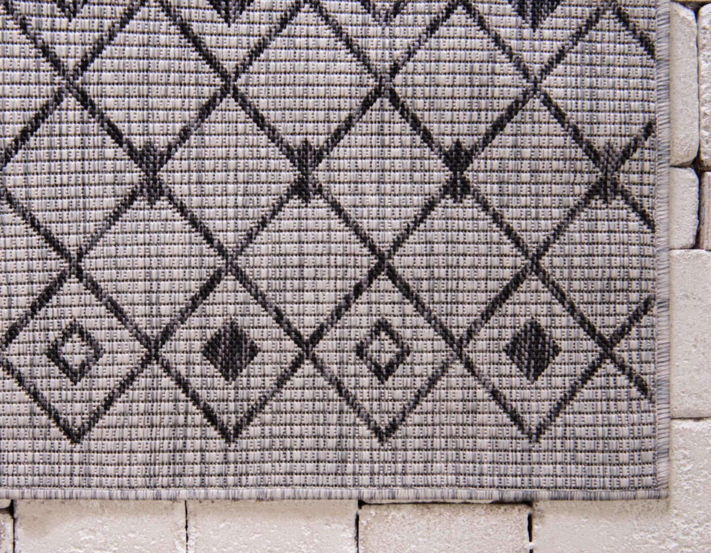 Unique Loom Outdoor Trellis Collection Area Rug - Tribal Trellis (4' 1" x 6' 1" Rectangle, Gray/ Black)