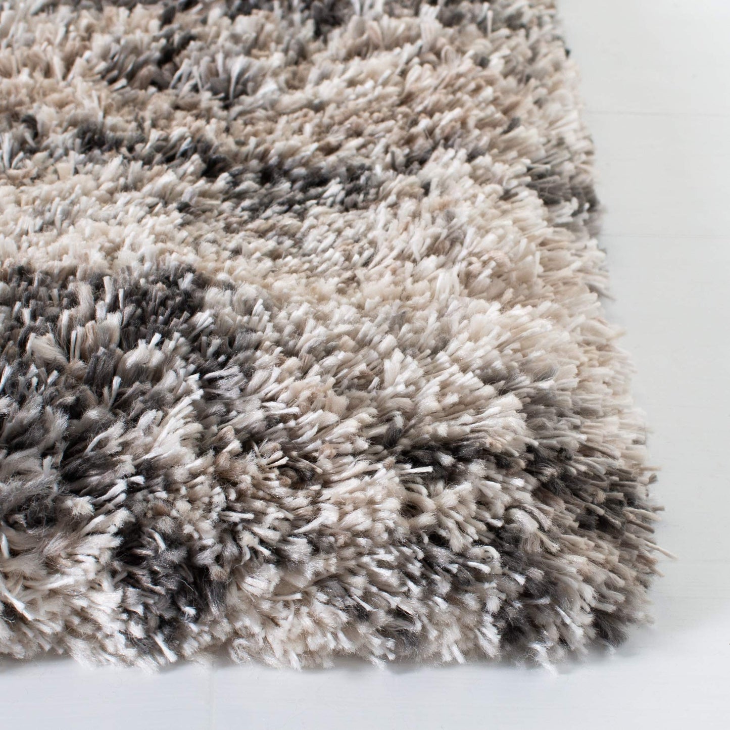 SAFAVIEH Iceland Shag Collection Area Rug - 5'3" x 7'6", Cream & Grey, Modern Design, Easy Care, 2.5-inch Thick Ideal for High Traffic Areas in Living Room, Bedroom (ISG519A)
