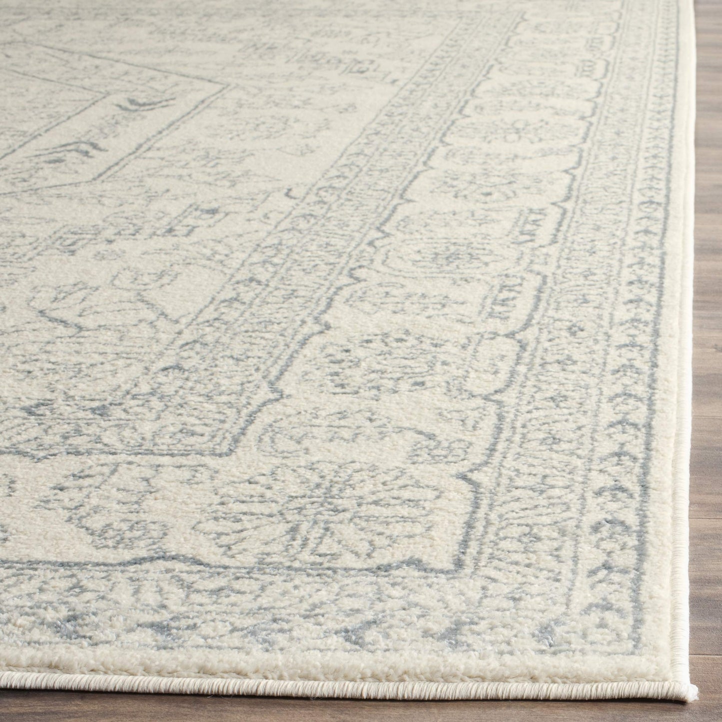 SAFAVIEH Adirondack Collection Area Rug - 2'6" x 4', Ivory & Slate, Oriental Medallion Design, Non-Shedding & Easy to Clean, Ideal for Front Door, Kitchen, Entryway, Accent Space (ADR108S)