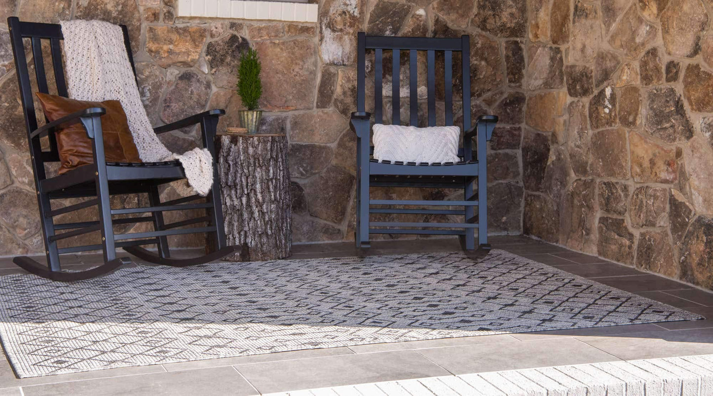 Unique Loom Outdoor Trellis Collection Area Rug - Tribal Trellis (4' 1" x 6' 1" Rectangle, Gray/ Black)