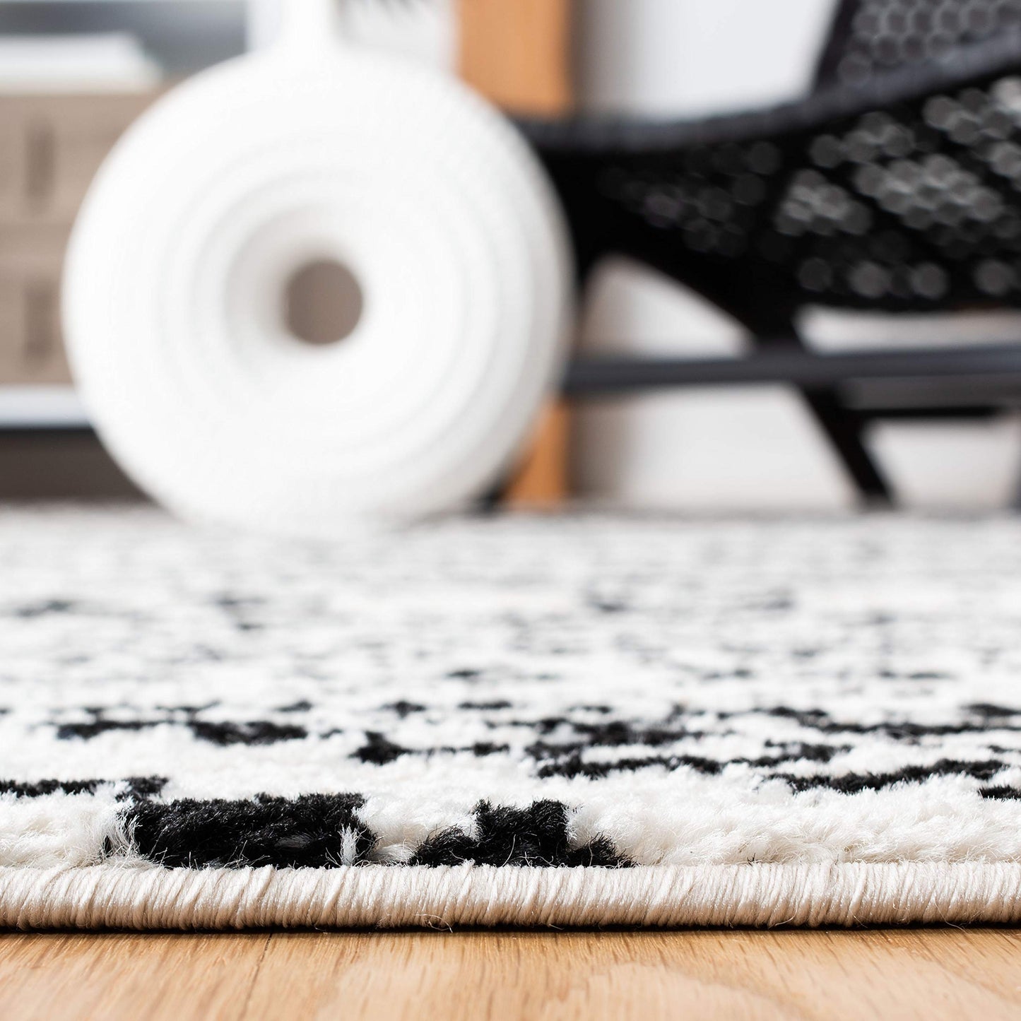 SAFAVIEH Tulum Collection Area Rug - 6'7" Round, Ivory & Black, Moroccan Boho Tribal Design, Non-Shedding & Easy to Clean, Ideal for Living Room, Bedroom, Dining Space (TUL272B)