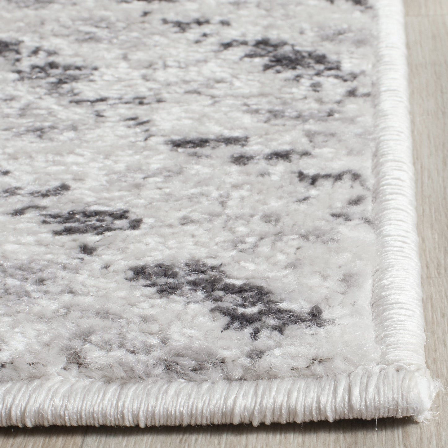 SAFAVIEH Adirondack Collection Area Rug - 6' x 9', Ivory & Charcoal, Chevron Design, Non-Shedding & Easy Care, Ideal for High Traffic Areas in Living Room, Bedroom (ADR104N)
