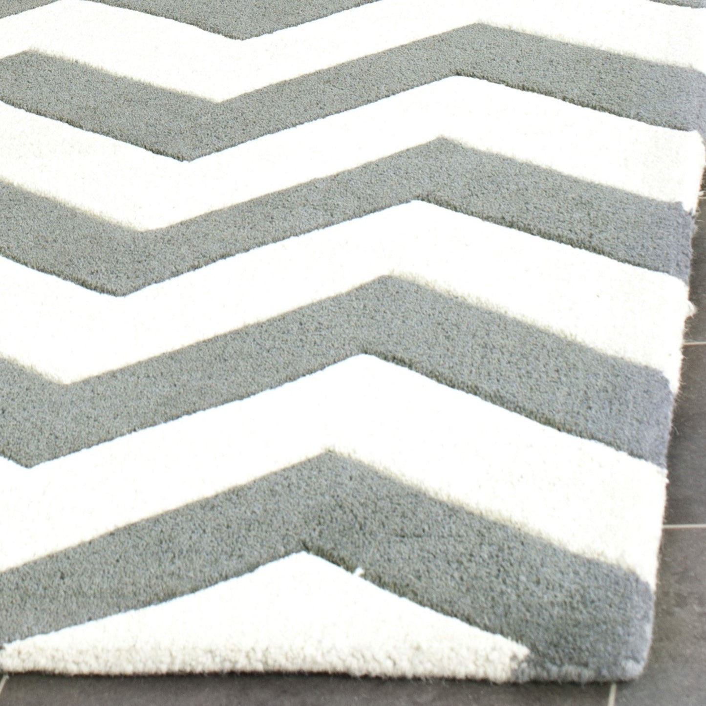 SAFAVIEH Chatham Collection Accent Rug - 4' x 6', Dark Grey & Ivory, Handmade Chevron Wool, Ideal for High Traffic Areas in Entryway, Living Room, Bedroom (CHT715D)