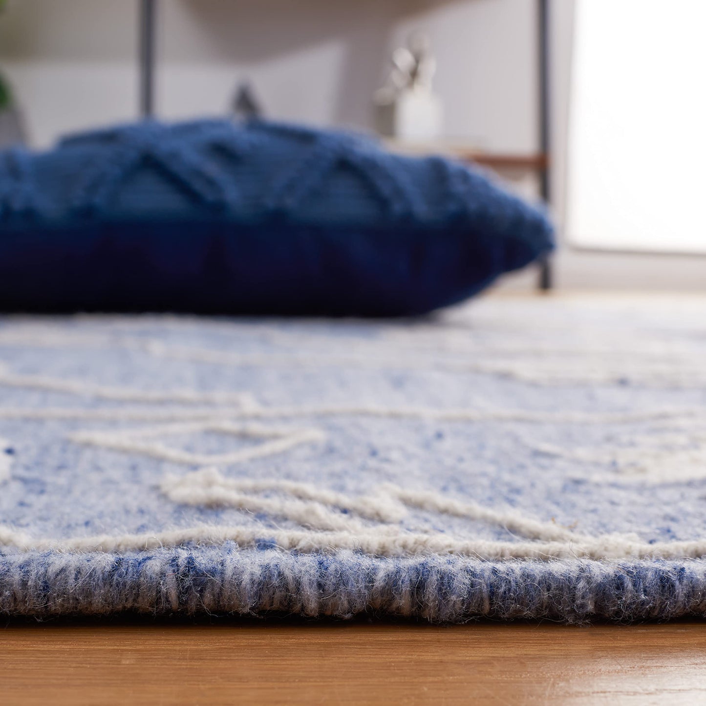 SAFAVIEH Area Rug 8x10 - Kilim Collection - Large - Blue & Ivory, Flat Weave, Rustic Boho Tribal Design, Ideal for Living Room, Bedroom, Office, Dining Space (KLM763M)