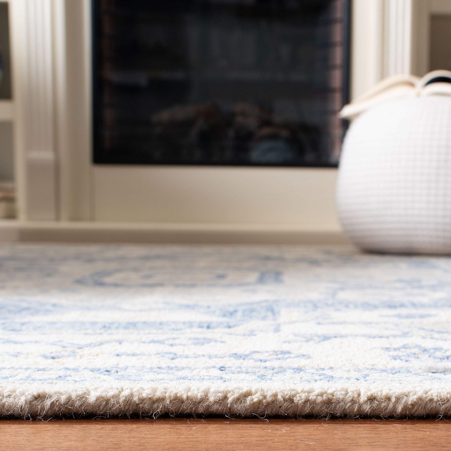 SAFAVIEH Area Rug 8x10 - Micro-Loop Collection - Large - Ivory & Blue, Handmade Wool, Shabby Chic Design, Ideal for Living Room, Bedroom, Office, Dining Space (MLP503G)