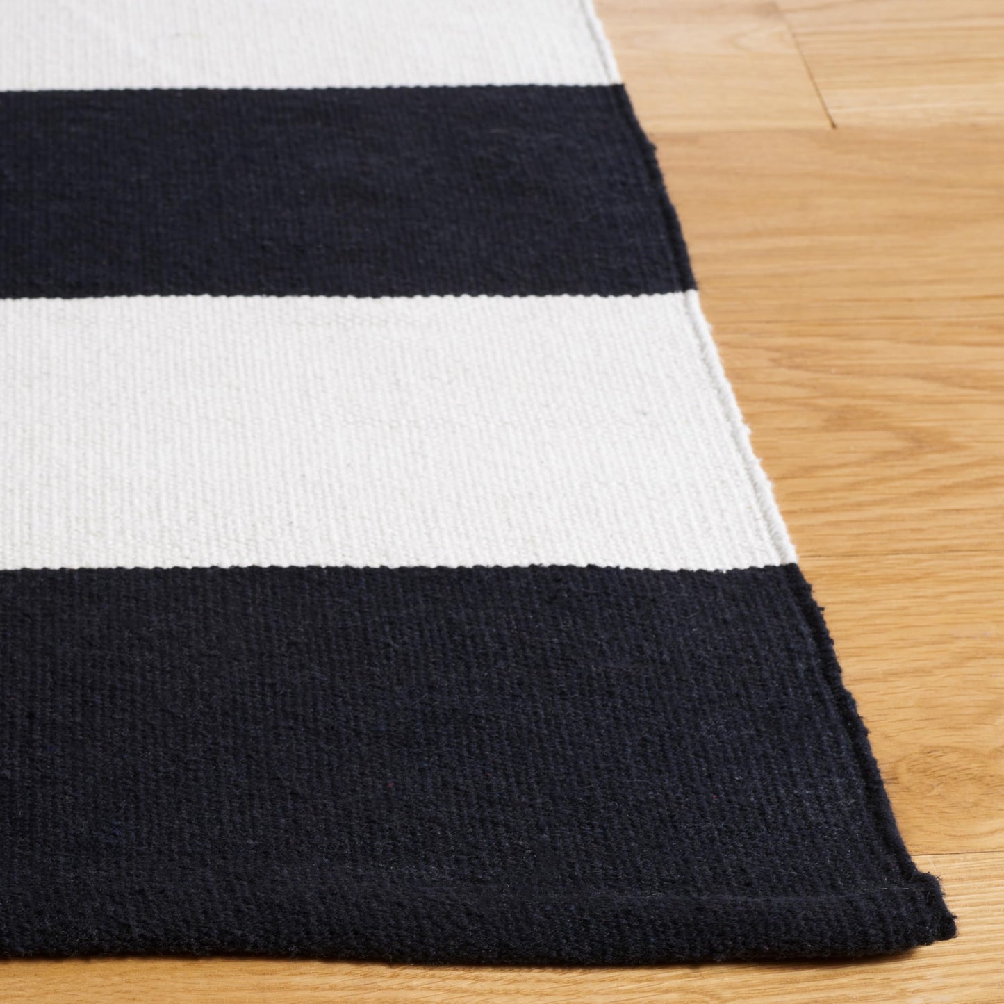 SAFAVIEH Montauk Collection Area Rug - 6' x 9', Black & Ivory, Handmade Flatweave Cotton, Woven Texture, Farmhouse Stripe Pattern, Ideal for Living Room, Bedroom, Dining Space (MTK712D)
