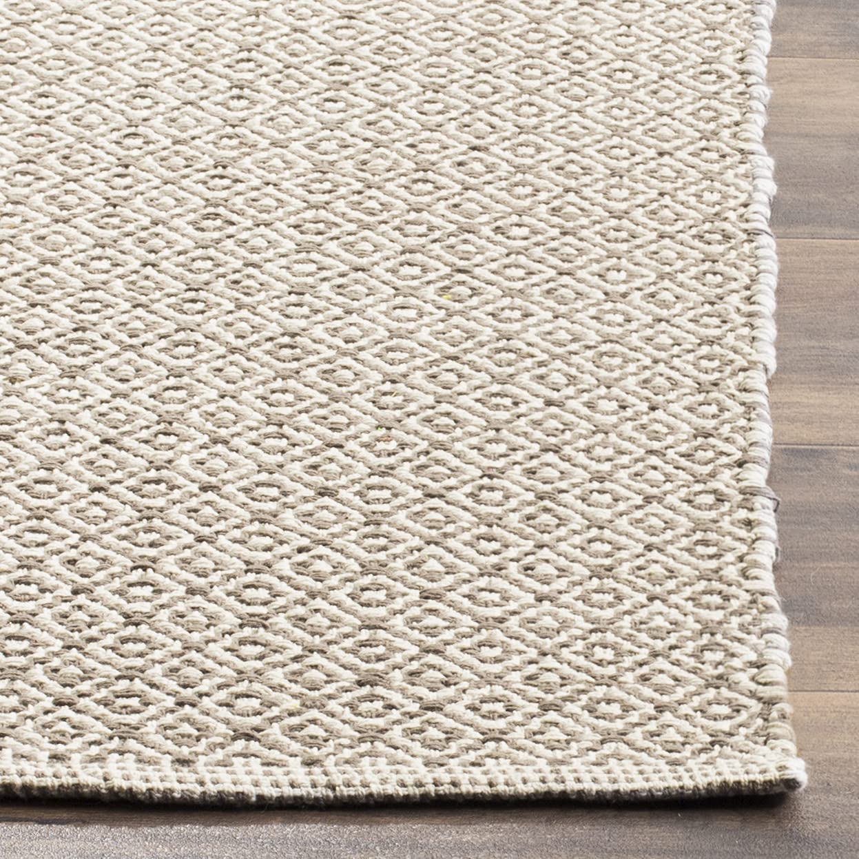 SAFAVIEH Montauk Collection Accent Rug - 4' x 6', Ivory & Grey, Handmade Cotton, Ideal for High Traffic Areas in Entryway, Living Room, Bedroom (MTK717A)