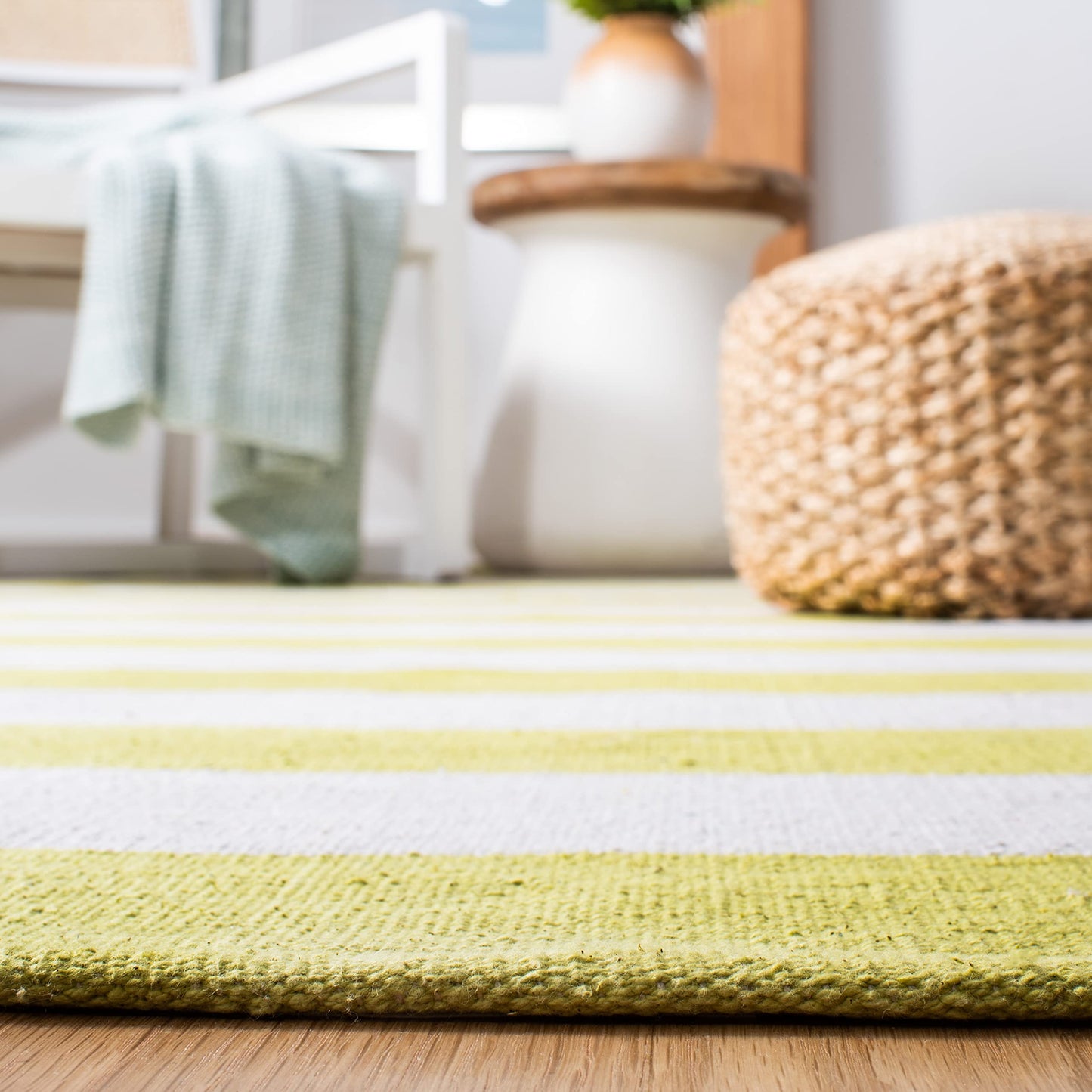 SAFAVIEH Montauk Collection Area Rug - 4' x 6', Green & Ivory, Handmade Flatweave Cotton, Woven Texture, Farmhouse Stripe Pattern, Ideal for Living Room, Bedroom, Dining Space (MTK712E)