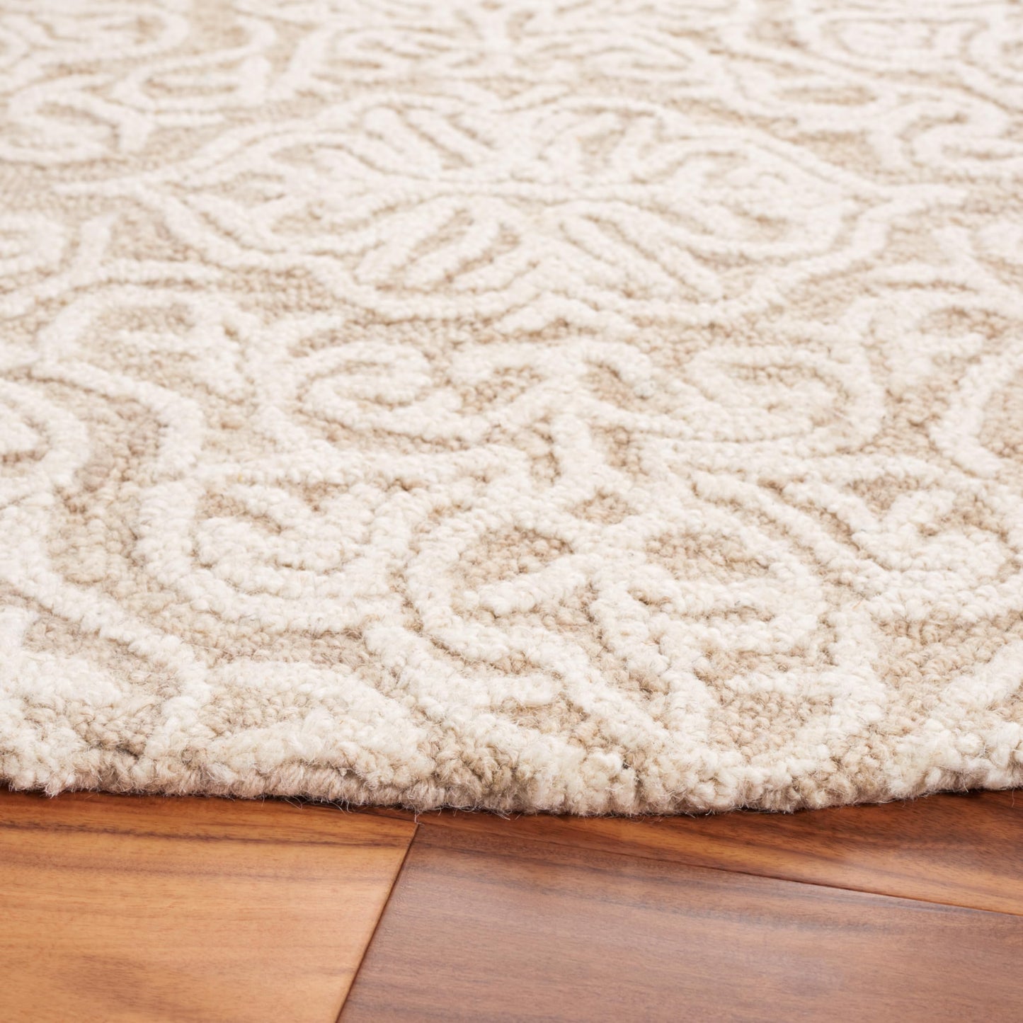 SAFAVIEH Blossom Collection Accent Rug - 2'3" x 4', Beige & Ivory, Handmade Wool, Ideal for High Traffic Areas in Entryway, Living Room, Bedroom (BLM112B)