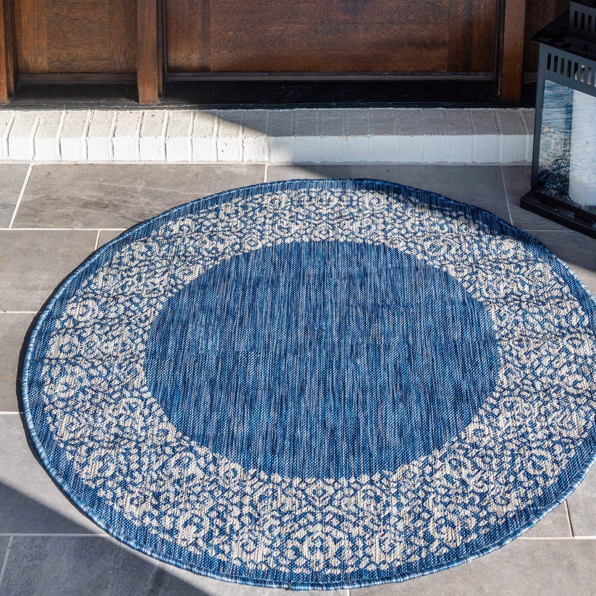 Unique Loom Outdoor Border Collection Area Rug - Floral Border (4' 1" Round, Blue/ Ivory)