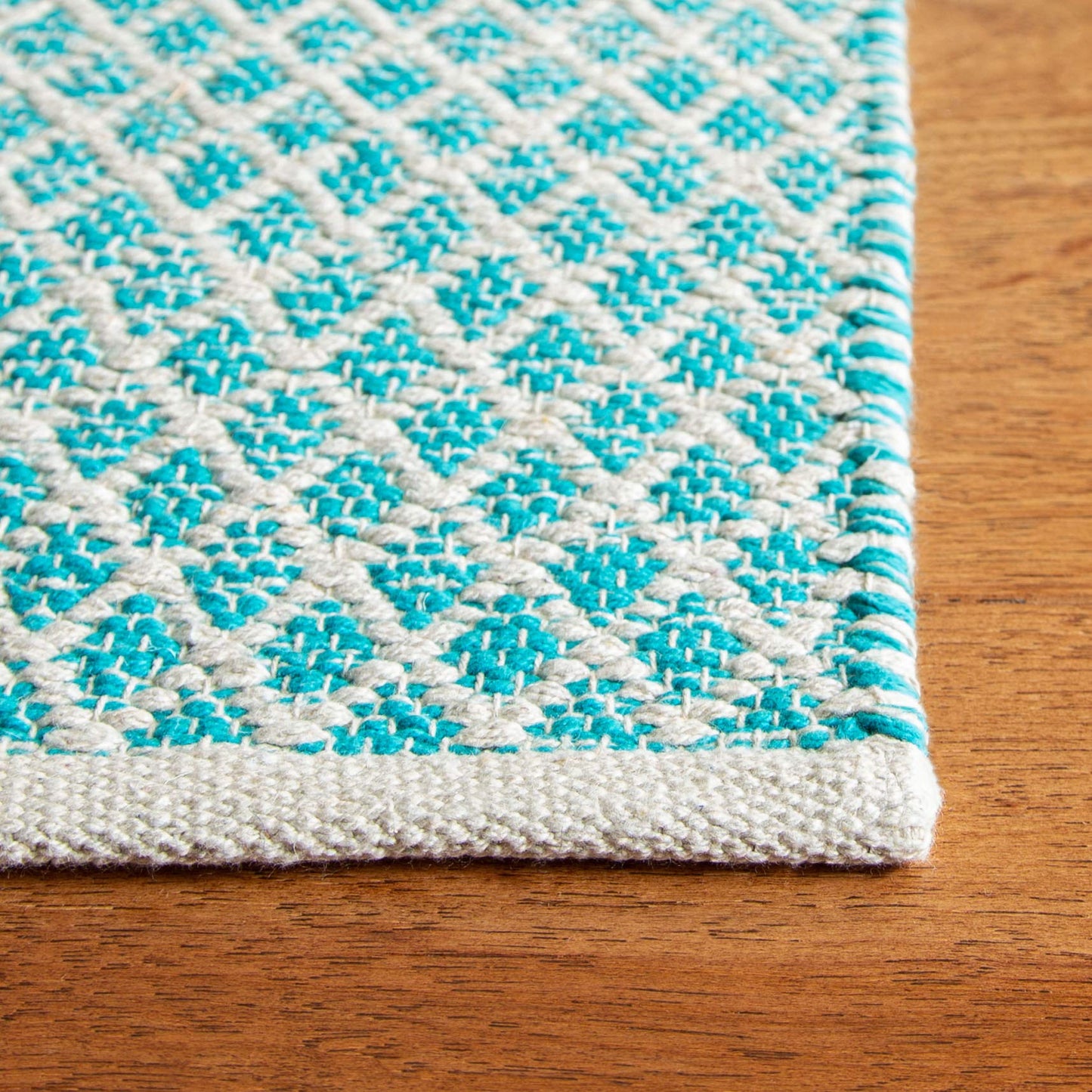SAFAVIEH Montauk Collection Area Rug - 5' x 8', Turquoise & Ivory, Handmade Cotton, Ideal for High Traffic Areas in Living Room, Bedroom (MTK601E)