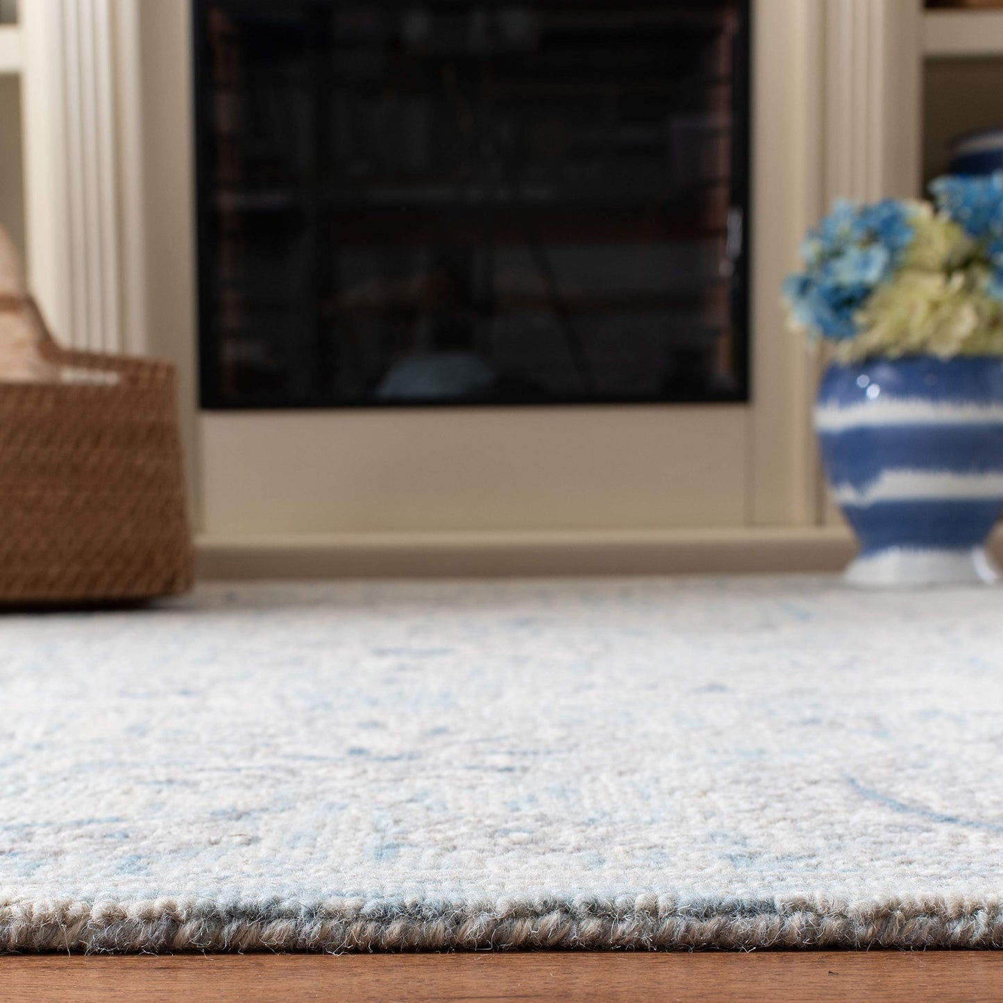 SAFAVIEH Area Rug 8x10 - Micro-Loop Collection - Large - Light Blue & Ivory, Handmade Wool, Country Cottage Design, Ideal for Living Room, Bedroom, Office, Dining Space (MLP506M)
