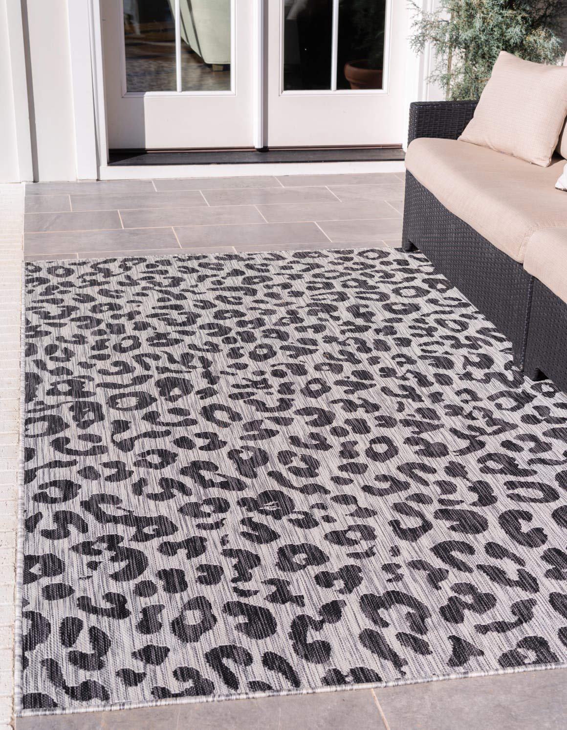 Unique Loom Outdoor Safari Collection Area Rug - Leopard (4' 1" x 6' 1" Rectangle, Light Gray/ Gray)