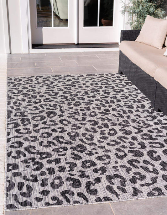 Unique Loom Outdoor Safari Collection Area Rug - Leopard (4' 1" x 6' 1" Rectangle, Light Gray/ Gray)