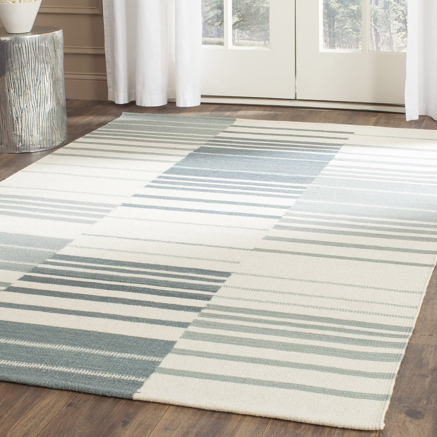 SAFAVIEH Kilim Collection Area Rug - 5' x 8', Blue & Ivory, Handmade Flat Weave Wool, Ideal for High Traffic Areas in Living Room, Bedroom (KLM953A)