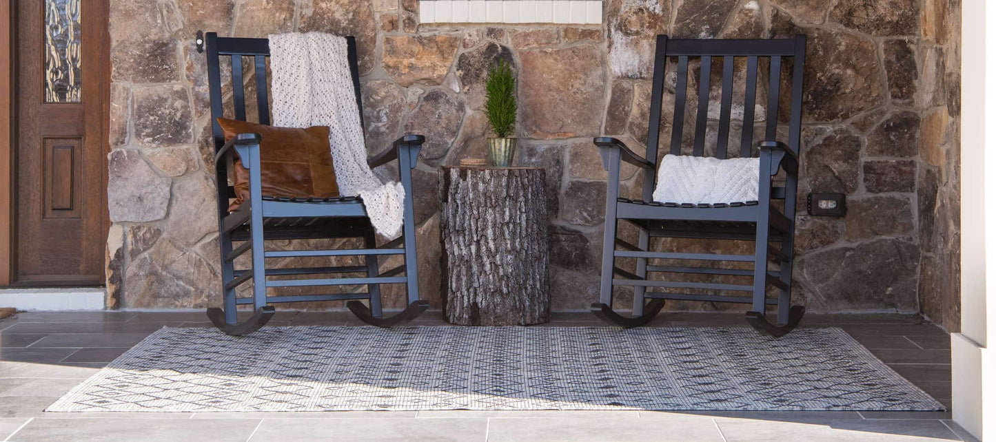 Unique Loom Outdoor Trellis Collection Area Rug - Tribal Trellis (4' 1" x 6' 1" Rectangle, Gray/ Black)