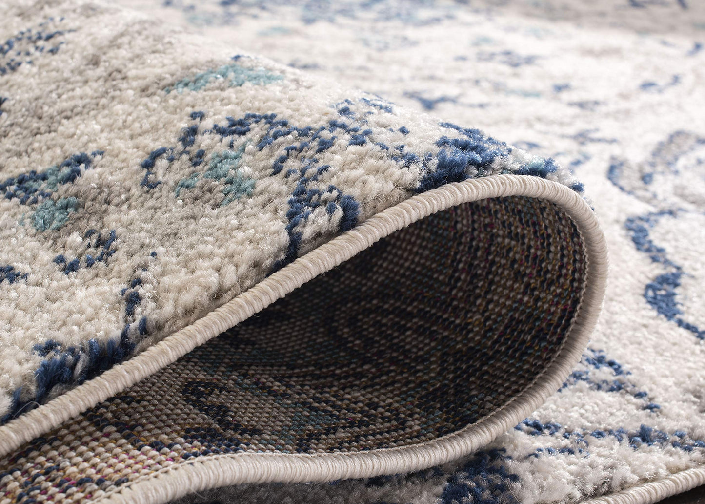 SAFAVIEH Madison Collection Accent Rug - 4' x 6', Cream & Light Grey, Boho Chic Glam Paisley Design, Non-Shedding & Easy Care, Ideal for High Traffic Areas in Entryway, Living Room, Bedroom (MAD600C)