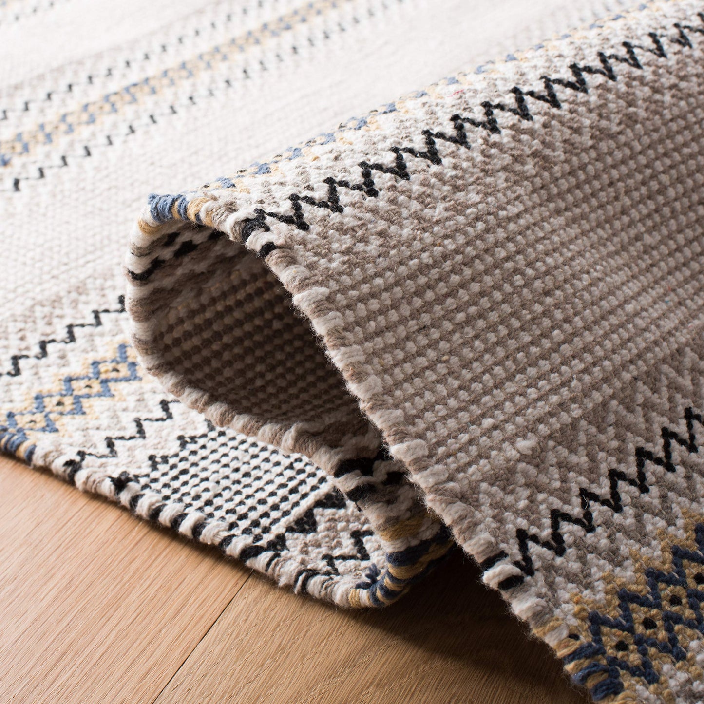 SAFAVIEH Area Rug 8x10 - Montauk Collection - Large - Blue & Beige, Handmade Cotton, Stripe Pattern, Ideal for Living Room, Bedroom, Office, Dining Space (MTK536M)