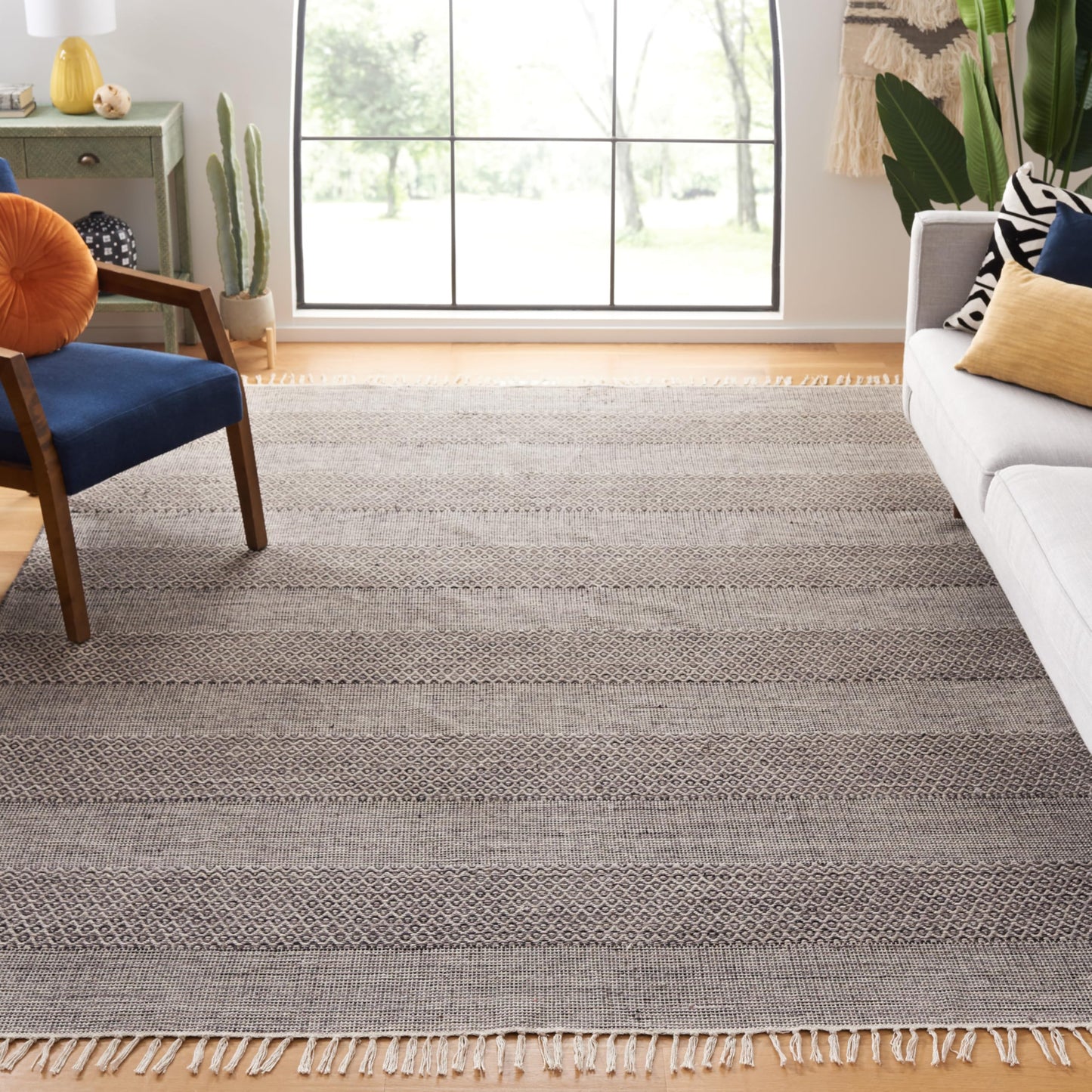 SAFAVIEH Montauk Collection Area Rug - 8' x 10', Ivory & Anthracite, Handmade Flat Weave Boho Farmhouse Cotton Tassel Fringe, Ideal for High Traffic Areas in Living Room, Bedroom (MTK330N)