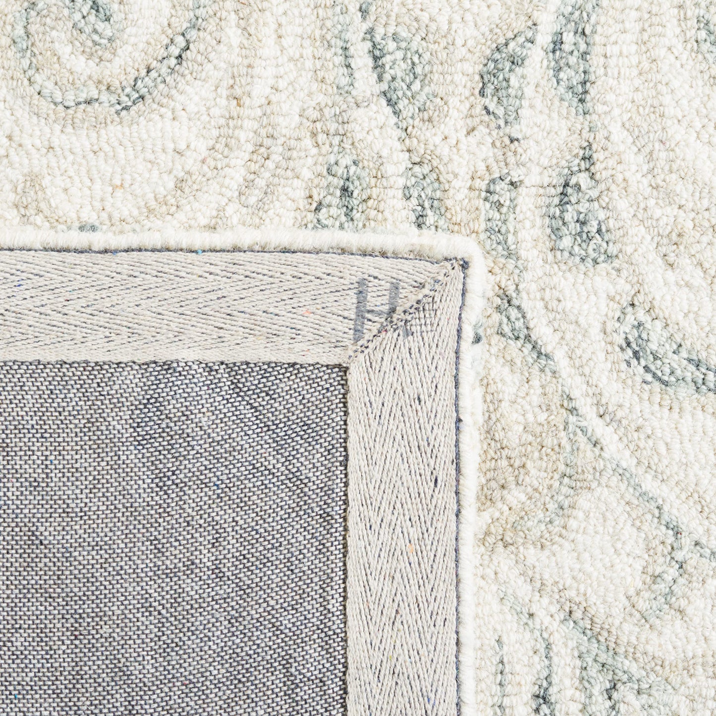 SAFAVIEH Micro-Loop Collection Area Rug - 5' x 8', Ivory & Grey, Handmade Wool, Ideal for High Traffic Areas in Living Room, Bedroom (MLP532F)