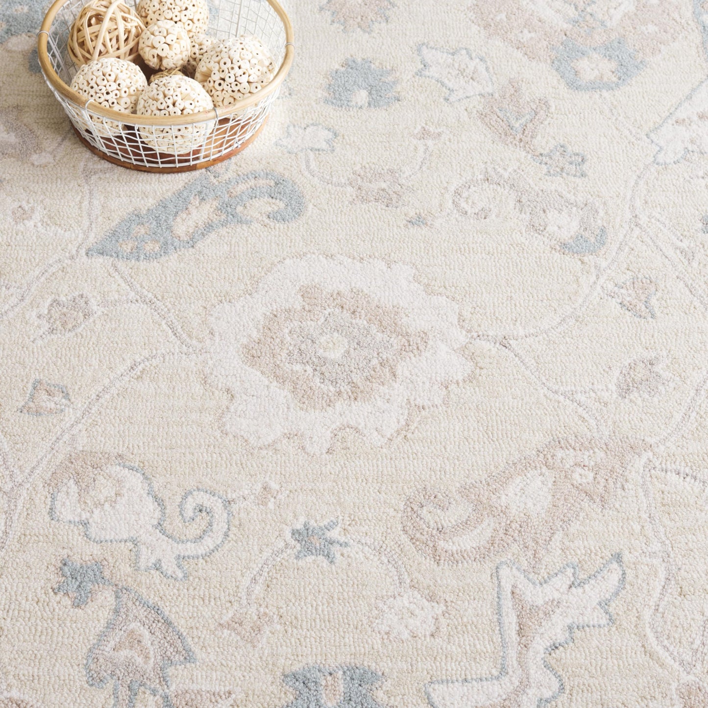 SAFAVIEH Ebony Collection Area Rug - 6' x 9', Beige & Ivory, Handmade Wool, Ideal for the Living Room, Bedroom, Dining Room (EBN136B-6)