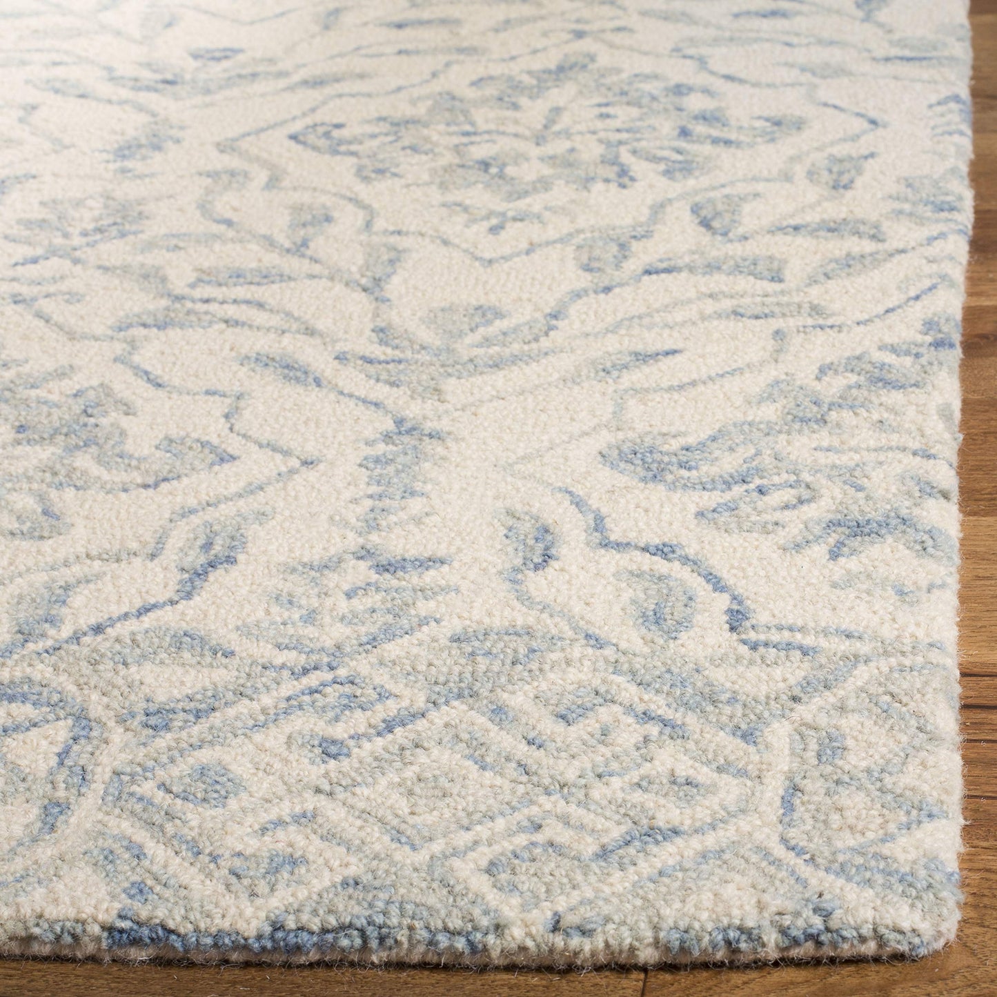 SAFAVIEH Dip Dye Collection Accent Rug - 4' x 6', Light Blue & Ivory, Handmade Wool, Ideal for High Traffic Areas in Entryway, Living Room, Bedroom (DDY901L)
