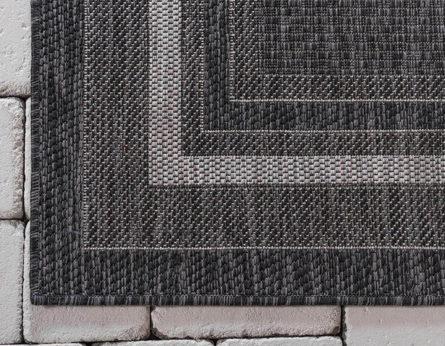 Unique Loom Outdoor Border Collection Area Rug - Soft Border (5' 3" x 8' Rectangle, Black/ Ivory)