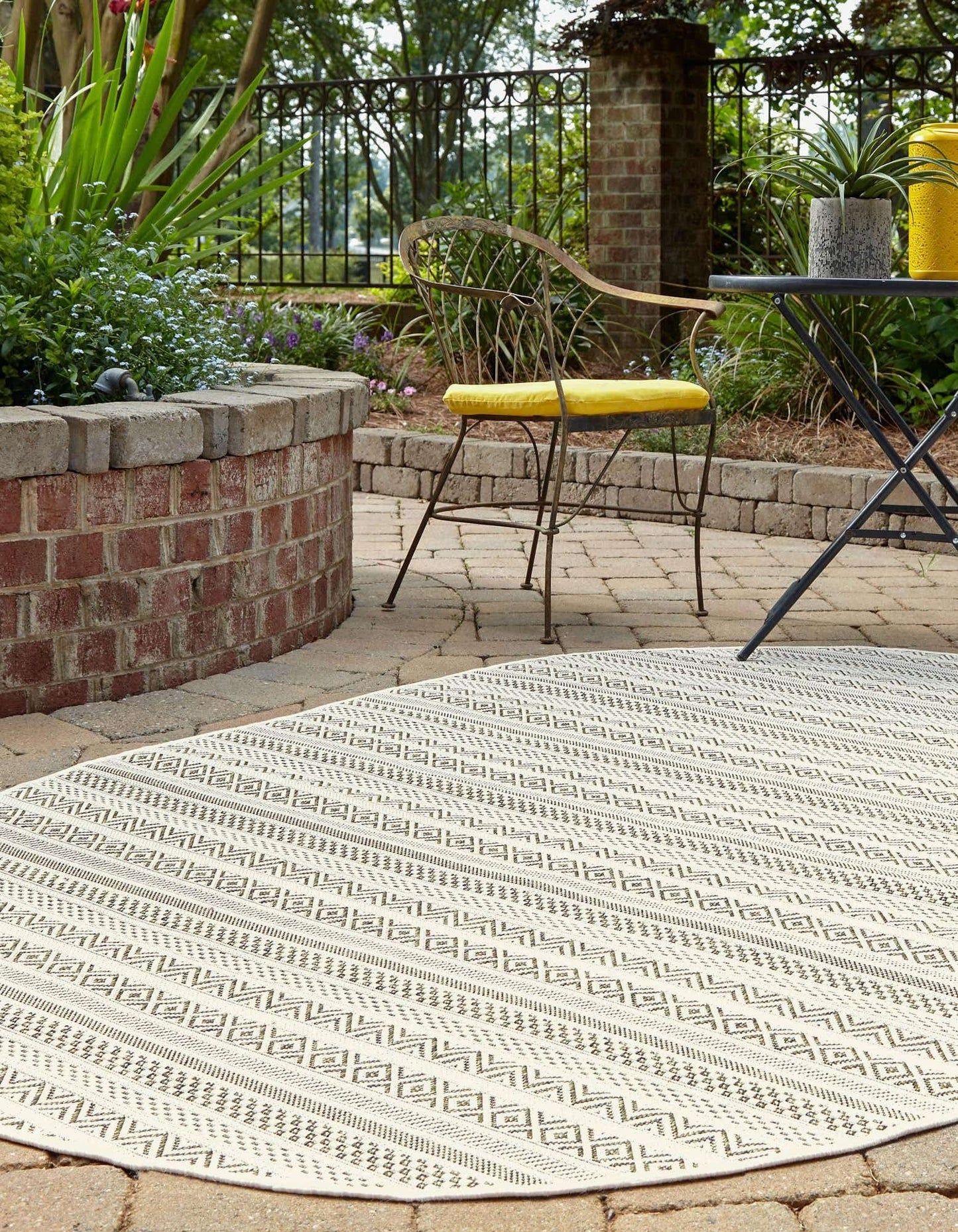 Unique Loom Outdoor Striped Collection Area Rug - Maia (5' 3" x 7' 10" Oval, Green/Ivory)