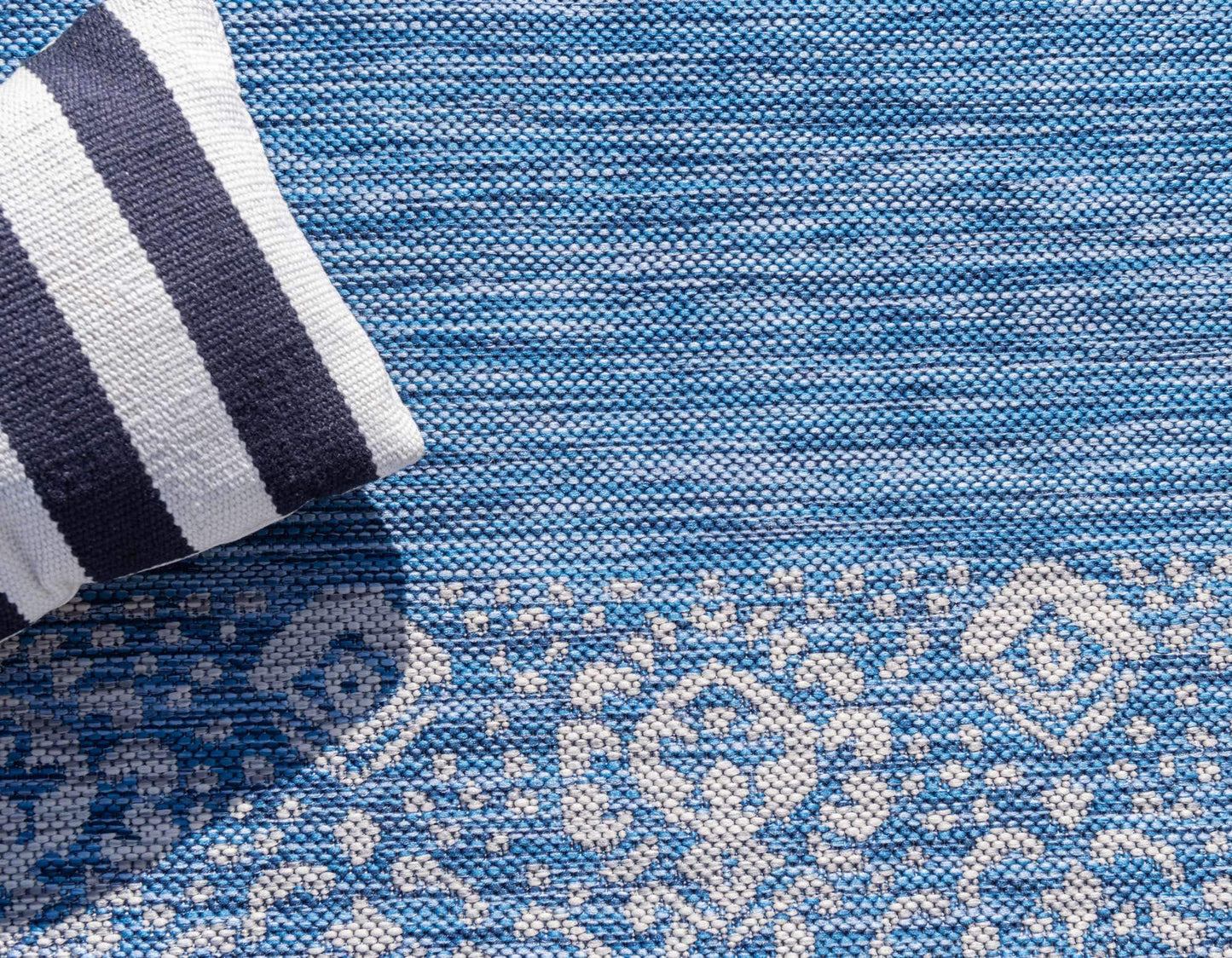 Unique Loom Outdoor Border Collection Area Rug - Floral Border (4' 1" Round, Blue/ Ivory)