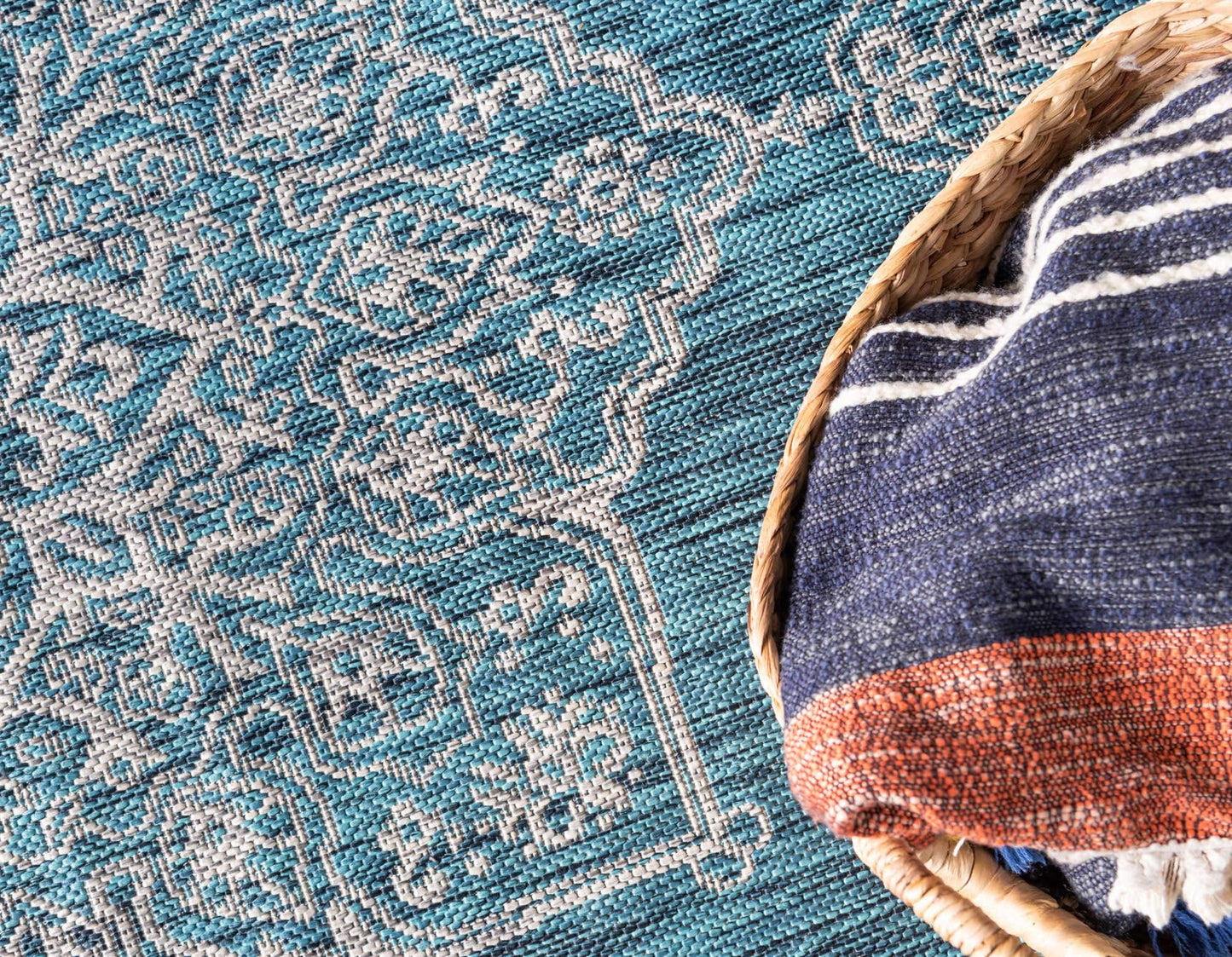 Unique Loom Outdoor Traditional Collection Area Rug - Antique (4' 1" Round, Teal/ Gray)