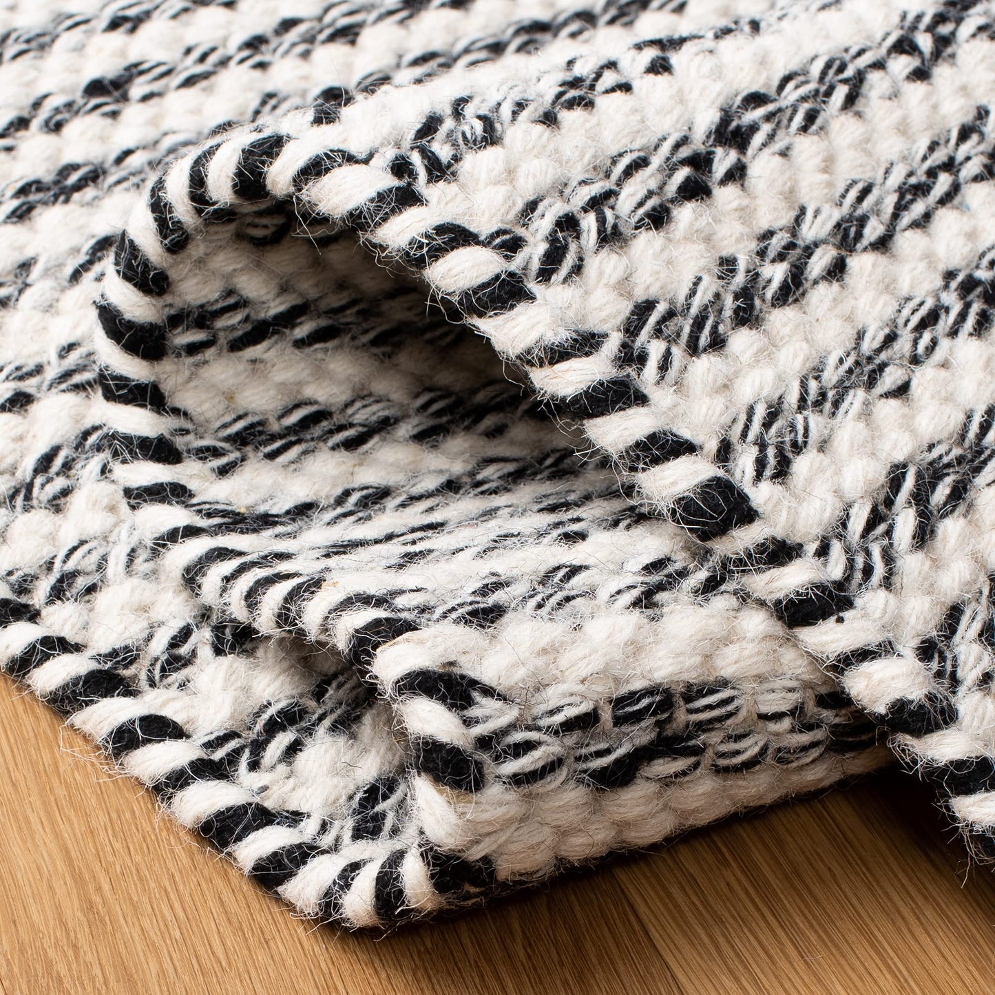 SAFAVIEH Kilim Collection Area Rug - 6' x 9', Black & Ivory, Flat Weave Wool Design, Ideal for High Traffic Areas in Living Room, Bedroom (KLM378Z)