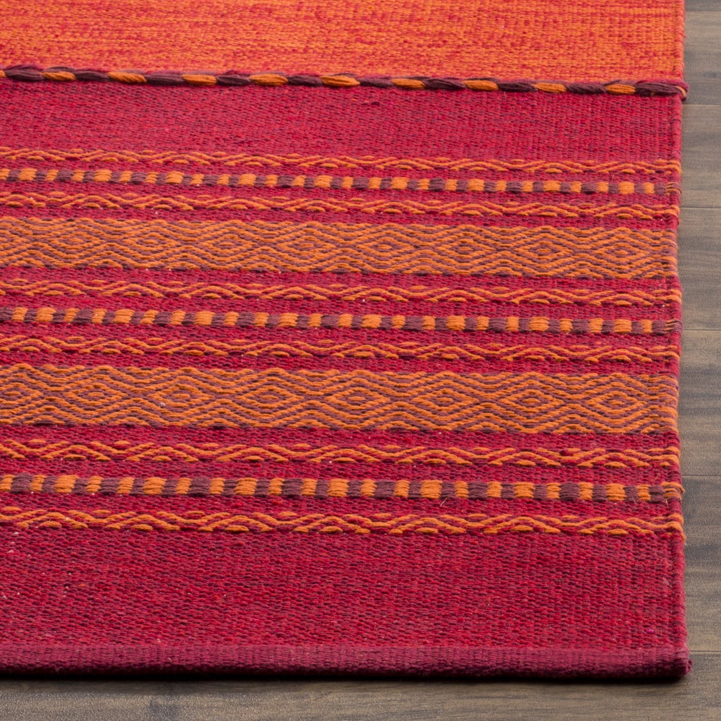 SAFAVIEH Montauk Collection Accent Rug - 4' x 6', Orange & Red, Handmade Flat Weave Cotton, Ideal for High Traffic Areas in Entryway, Living Room, Bedroom (MTK215A)